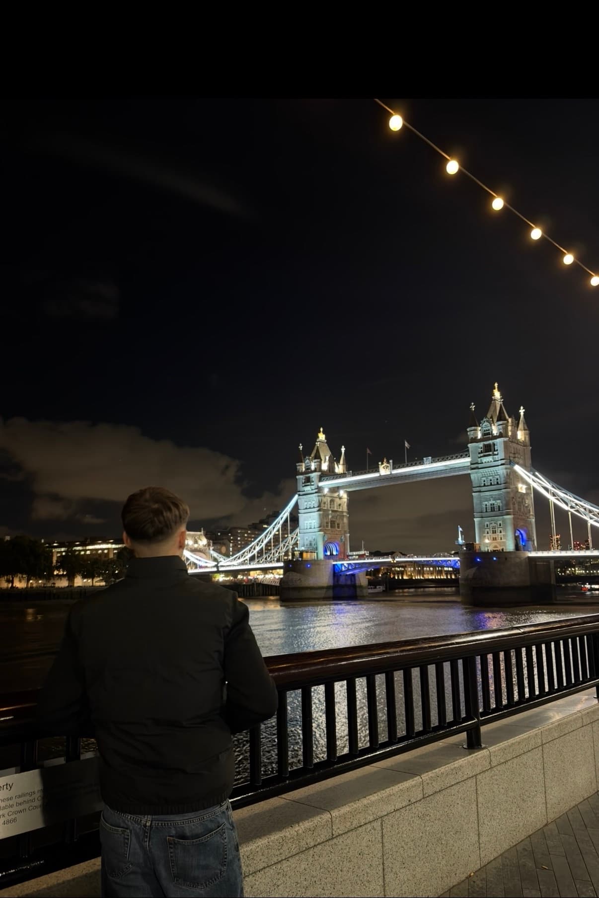Eldi Syla vor der Tower Bridge in London